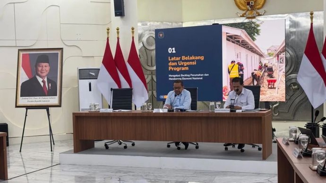 Kepala Bakom RI Muhammad Qodari (kiri) dalam konferensi pers di Kantor Bakom RI di Jakarta, Rabu, 17 Juni 2026. (Antara)
