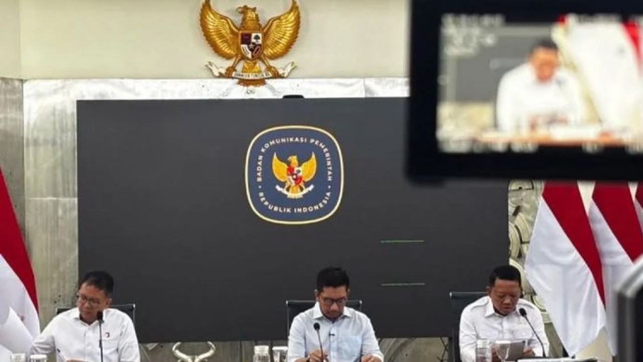 Plt. Deputi Bidang Kemitraan dan Hubungan Media Bakom RI Kurnia Ramadhana (tengah) dalam konferensi pers di Jakarta, Rabu, 24 Juni 2026. (Antara)