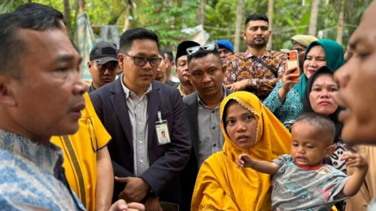 Mendukbangga yang juga Kepala Badan Kependudukan dan Keluarga Berencana Nasional (BKKBN) RI Wihaji (kiri) berdialog dengan masyarakat saat berkunjung ke Kabupaten Aceh Tenggara, Selasa (2/6/2026). ANTARA/HO-Humas BKKBN Aceh (Antara)