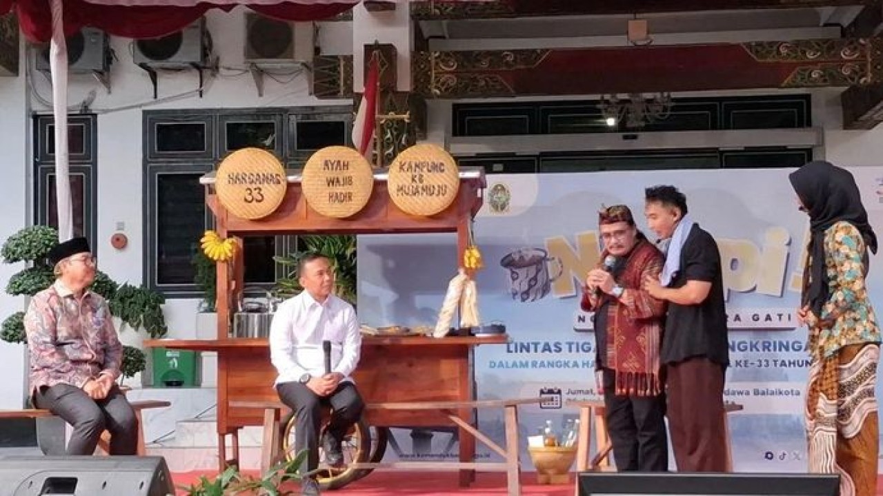 Mendukbangga/Kepala BKKBN Wihaji (kedua dari kiri), Wali Kota Daerah Istimewa Yogyakarta (DIY) Hasto Wardoyo (paling kiri) dalam acara Ngobrol Perkara Gerakan Ayah Teladan Indonesia (GATI) di Kantor Wali Kota DIY, Jumat, 26 Juni 2026 (Antara)