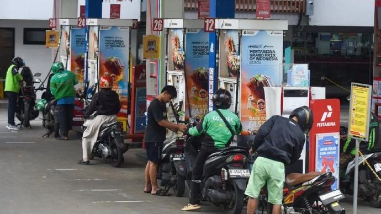 Pengendara motor antre mengisi BBM di salah satu SPBU kawasan Kuningan, Jakarta, Minggu 1 Maret 2026. PT Pertamina (Persero) melakukan penyesuaian harga BBM non subsidi yang berlaku mulai 1 Maret 2026 yakni harga Pertamax (RON 92) dari Rp11.800 per l (Antara)