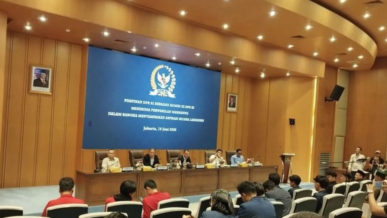 Wakil Ketua DPR RI Sufmi Dasco Ahmad saat menerima audiensi mahasiswa di kompleks parlemen, Jakarta, Jumat, 19 Juni 2026. (Antara)
