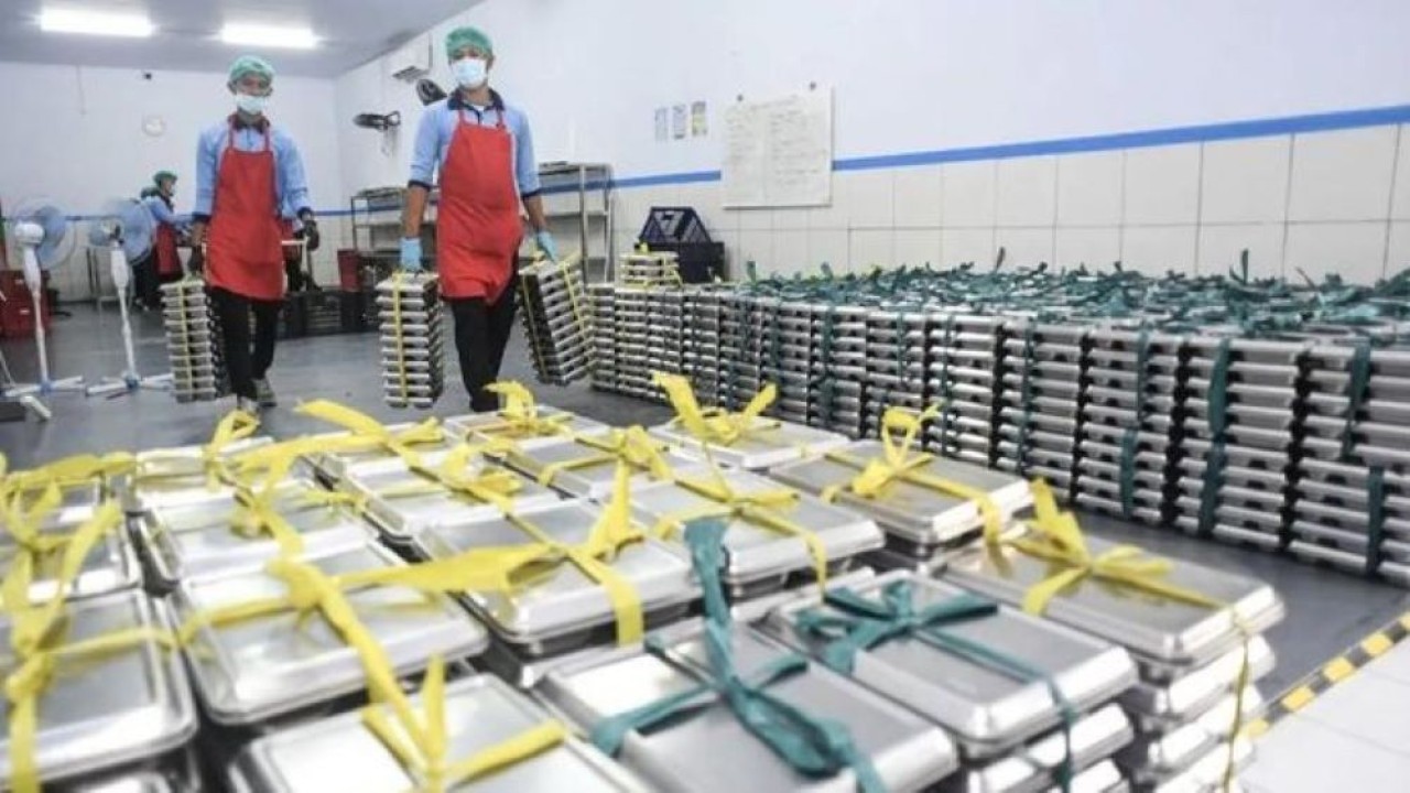 Arsip foto - Pekerja menyiapkan paket Makan Bergizi Gratis (MBG) di Satuan Pelayanan Pemenuhan Gizi (SPPG) (Antara)