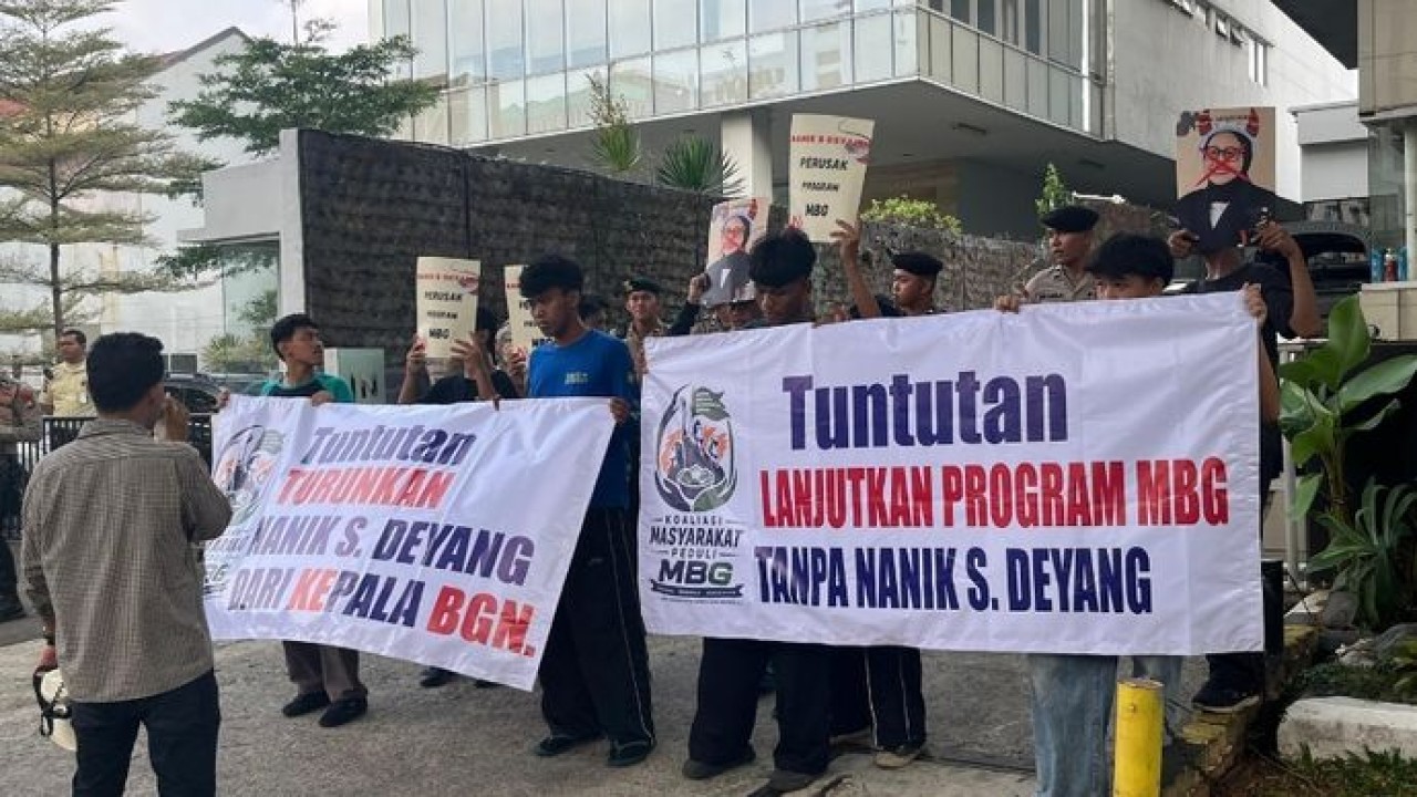 Demo depan kantor BGN, Jakarta Pusat (Ntvnews.id/Adiansyah)