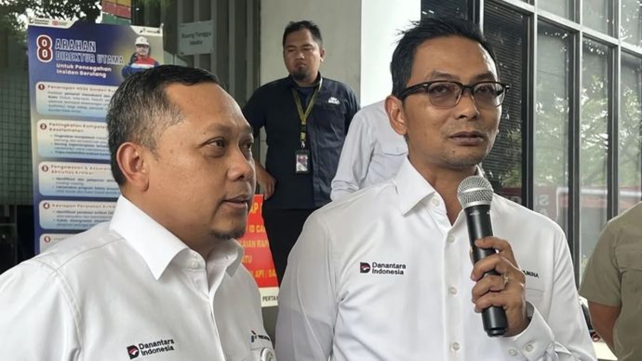 Direktur Optimasi Hilir dan Distribusi Pertamina Patra Niaga Hari Purnomo (kanan) bersama Direktur Perencanaan dan Pertumbuhan Bisnis Pertamina Patra Niaga Joko Pranoto (kiri) memberi keterangan di Terminal BBM Plumpang, Jakarta, Senin, 22 Juni 2026. (Antara)