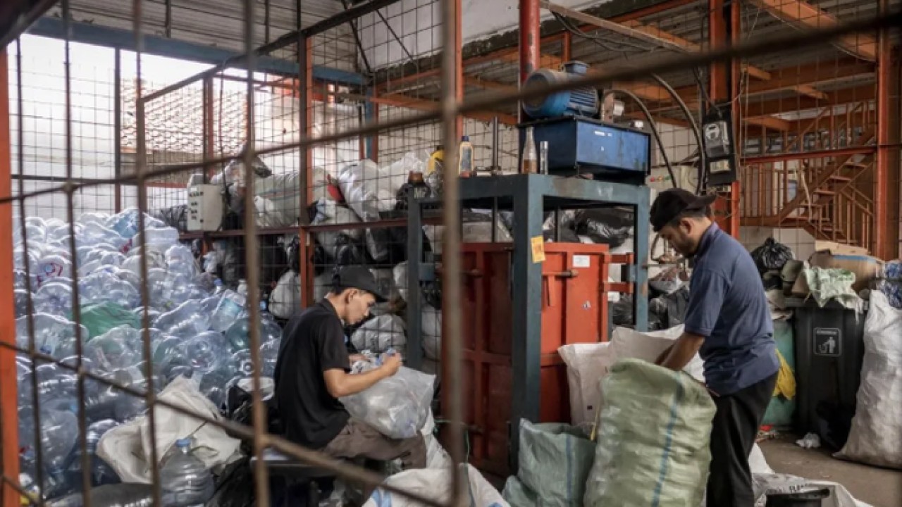 Pekerja menyortir botol plastik bekas di Bank Sampah Induk Cimahi (Samici), Kota Cimahi, Jawa Barat, Jumat (17/4/2026). ANTARA FOTO/Abdan Syakura/tom (Antara)