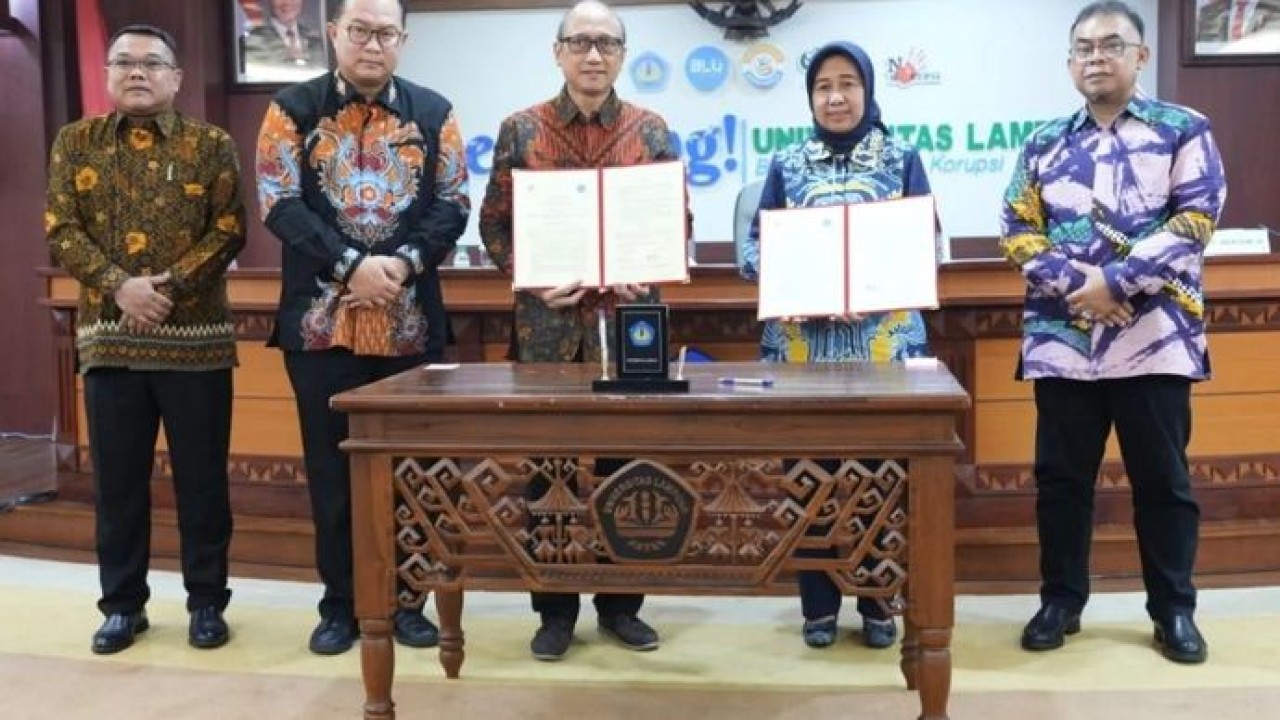 Penandatanganan kerjasama Unila dan BRIN untuk bentuk Pusat Kolaborasi Riset (PKR) Cassava. Bandarlampung, Minggu, 21 Juni 2026. (Antara)