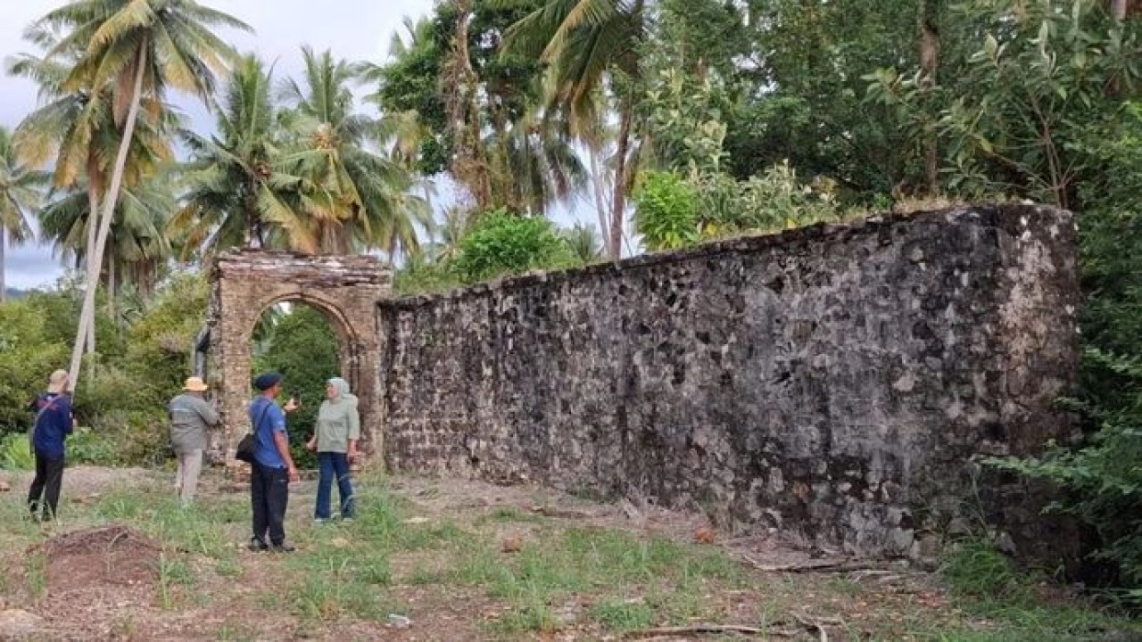 Tim dari BRIN dan UBH Padang melakukan riset pengembangan situs arkeologi di pesisir Sumatra Barat (Sumbar). (Antara)