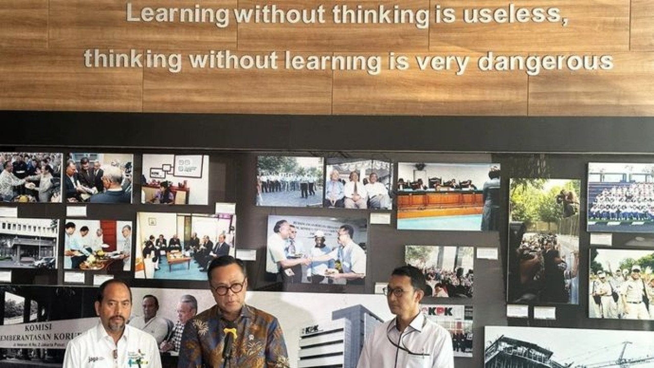 Chief Operating Officer (COO) Danantara Dony Oskaria (tengah) bersama Deputi Pencegahan dan Monitoring KPK Aminudin (kiri) dan Juru Bicara KPK Budi Prasetyo memberikan keterangan setelah KPK melakukan pertemuan dengan BPI Danantara di Gedung Pusat Edukasi Antikorupsi KPK, Jakarta, Senin, 29 Juni 2026. (Antara)