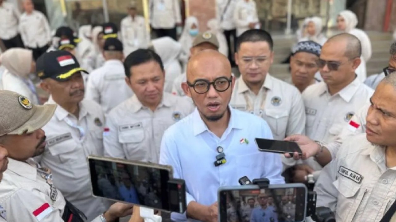 Wakil Menteri Haji dan Umrah (Wamenhaj) Dahnil Anzar Simanjuntak memberikan keterangan kepada awak media di Makkah, Rabu. (ANTARA/Citro Atmoko) (Antara)