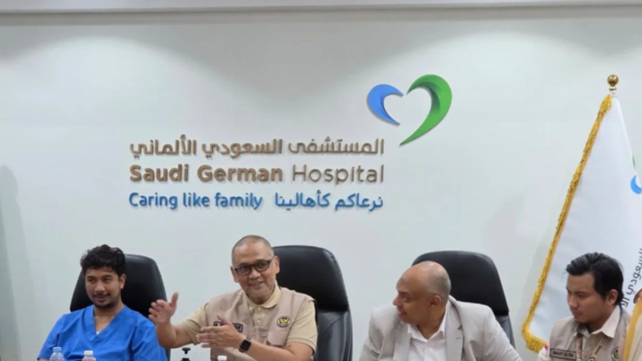Menteri Haji dan Umrah RI Mochamad Irfan Yusuf (kedua dari kiri) berkunjung dan beraudiensi ke Saudi German Hospital di Madinah. ANTARA/HO-Kemenhaj (Antara)
