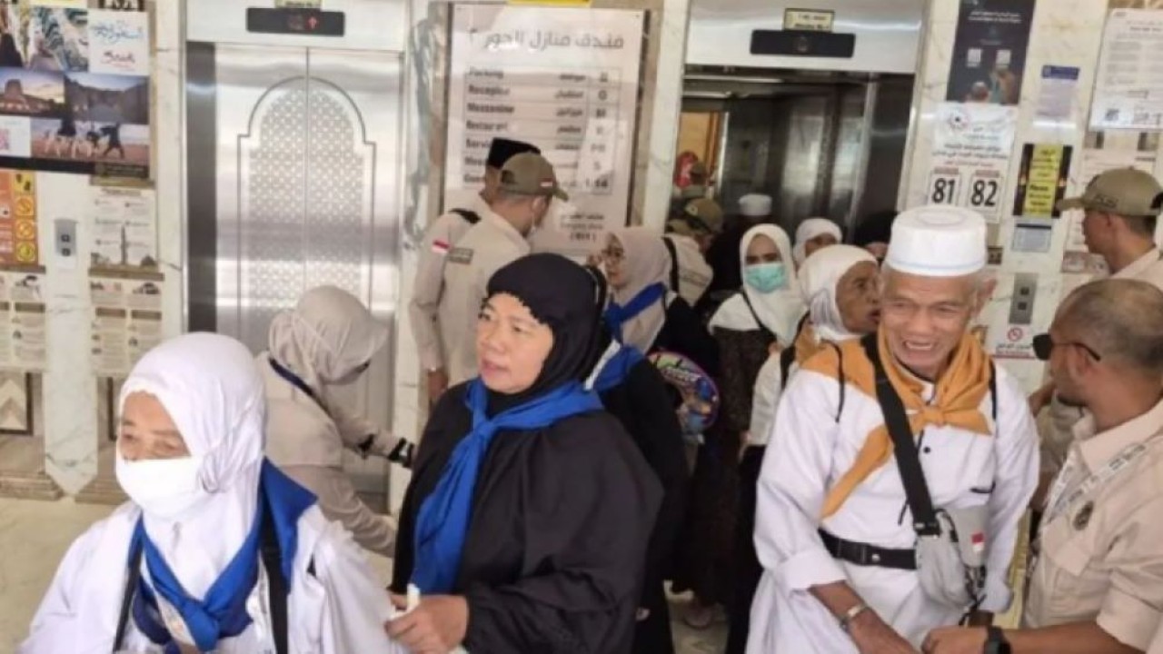 Keberangkatan perdana jamaah haji gelombang kedua, yaitu Kloter 18 Embarkasi Jakarta-Pondok Gede (JKG 18) menuju Indonesia dari Makkah ke Madinah di Hotel Manazel Al-Hoor, Makkah, Arab Saudi, Minggu (7/6/2026). ANTARA/HO-MCH 2026/aa. (Antara)