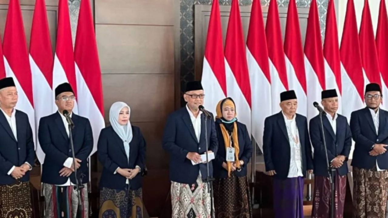 Menteri Haji dan Umrah RI Mochamad Irfan Yusuf memimpin kepulangan Amirul Hajj ke tanah air di Bandara Soekarno Hatta, Banten, Senin (8/6/2026). ANTARA/Asep Firmansyah (Antara)