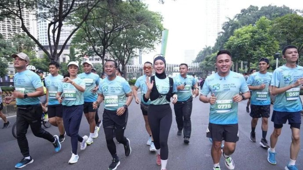 Direktur Utama BPJS Kesehatan Prihati Pujowaskito (ketiga kiri) berlari dalam acara Health Fun Run BPJS Kesehatan di kawasan Gelora Bung Karno (GBK), Jakarta, Minggu, 28 Juni 2026. (Antara)