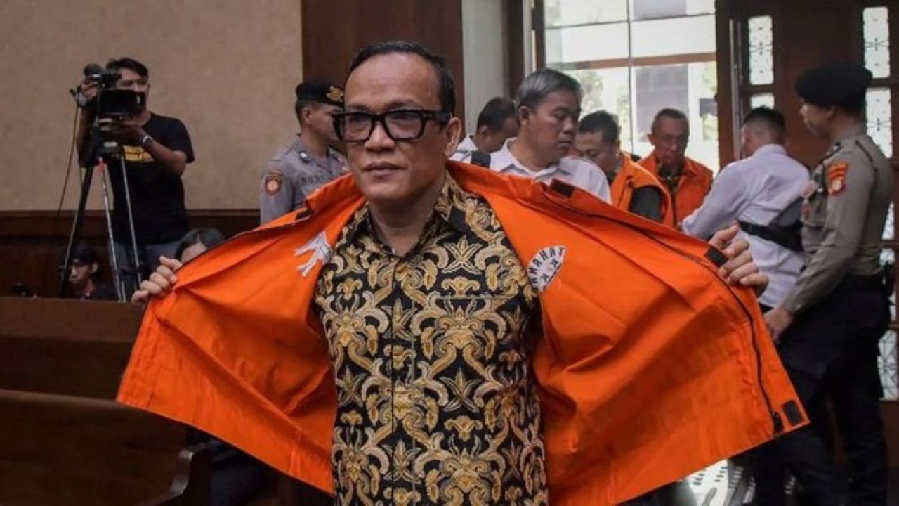 Terdakwa kasus dugaan pemerasan dalam pengurusan sertifikat Keselamatan dan Kesehatan Kerja (K3) di Kementerian Ketenagakerjaan Immanuel Ebenezer bersiap mengikuti sidang lanjutan di Pengadilan Tipikor, Jakarta, 27 April 2026. (Foto: Antara)
