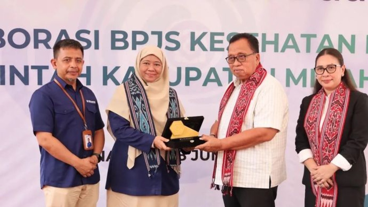 Direktur SDM dan Umum BPJS Kesehatan, Vetty Yulianty Permanasari (kedua kiri), Deputi Direksi Wilayah X BPJS Kesehatan Mokhamad Cucu Zakaria (kiri), Bupati Minahasa Robby Dondokambey (kedua kanan) dan Wakil Bupati Minahasa Vanda Sarundajang (kanan) foto bersama usai peresmian Taman Budaya BPJS Kesehatan di Taman God Bless, Kabupaten Minahasa, Sulawesi Utara. (Antara)