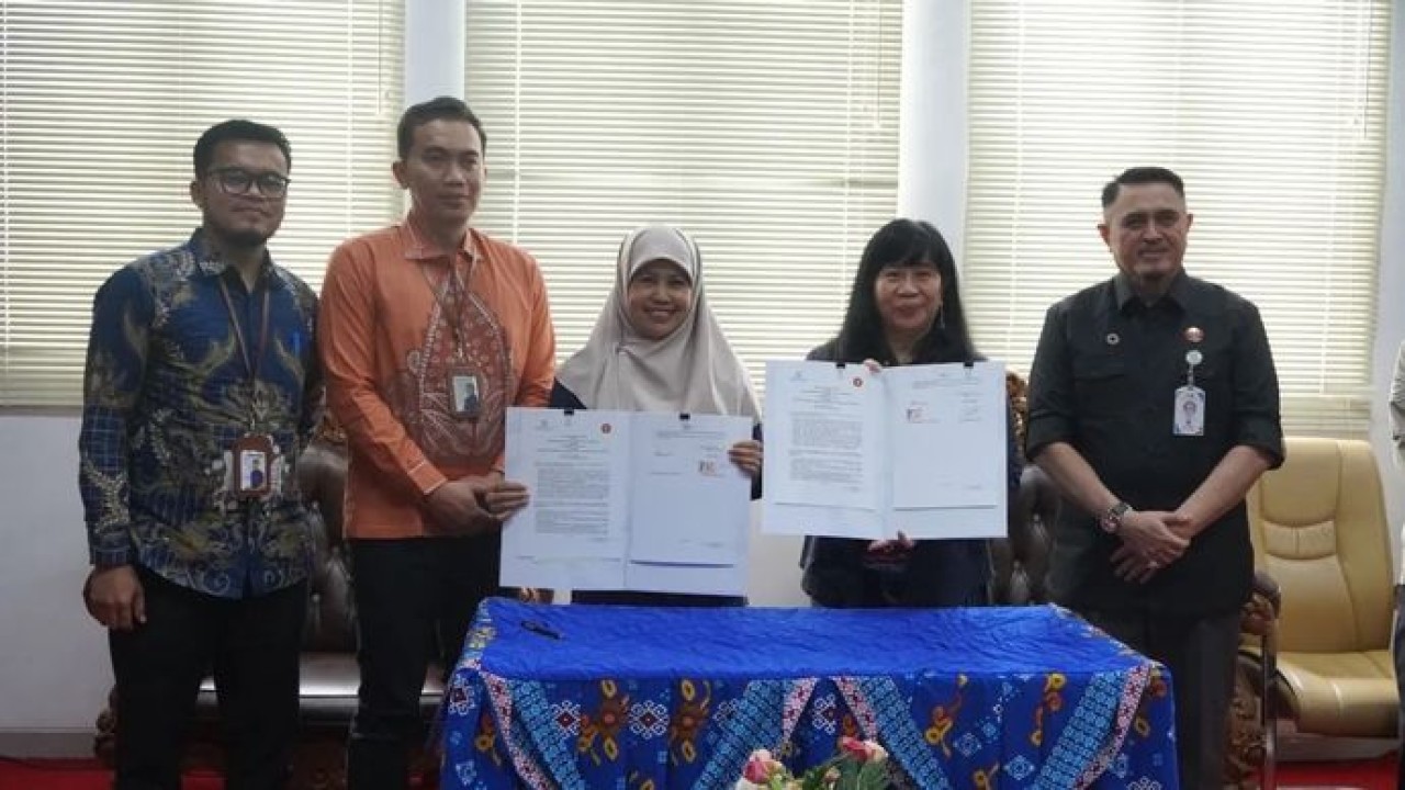 Chandra Jefrianja (Staf Perencanaan Pembelajaran/kiri), Yuliarso Budiman (Asisted Deputi SDMUK Kepwil X/kedua kiri), Tati Haryati Denawati (Manajer Pelaksanaan Pembelajaran/tengah), Dr.sc.agr. Ir. Aiyen, M.Sc. (Wakil Rektor Bidang Perencanaan dan Kerjasama Untad/kedua kanan), Prof. Dr. Ir. Amar, S.T., M.T., IPU., ASEAN Eng. (Rektor Universitas Tadulako/kanan). (Antara)