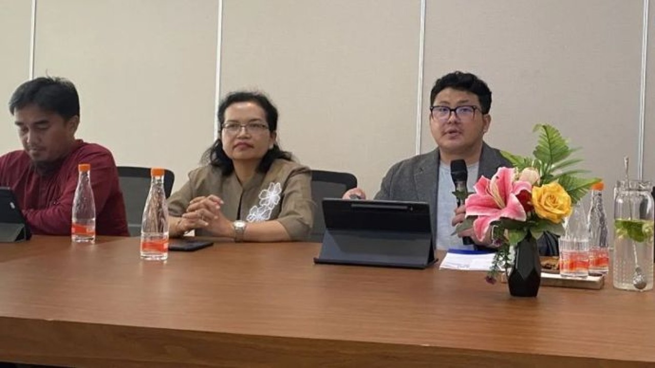 Asisten Deputi Bidang SDM, Umum dan Komunikasi Kedeputian Wilayah II BPJS Kesehatan Jenal M. Sambas (kanan) dan Kepala Cabang BPJS Kesehatan Kota Tanjungpinang Nara Grace di Batam, Kepri. (Antara)