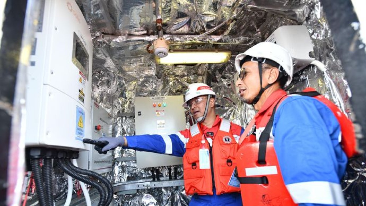 Direktur TKB Pertamina Persero Agung Wicaksono melihat panel surya di atas Kapal PTK OB 2303, pada kamis (11/6) di Galangan Pahala Harapan Lestari. (Pertamina)