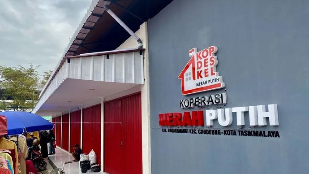 Gedung Koperasi Merah Putih berdiri di Kelurahan Nagarawangi, Kecamatan Cihideung, Kota Tasikmalaya, Jawa Barat. (Antara)