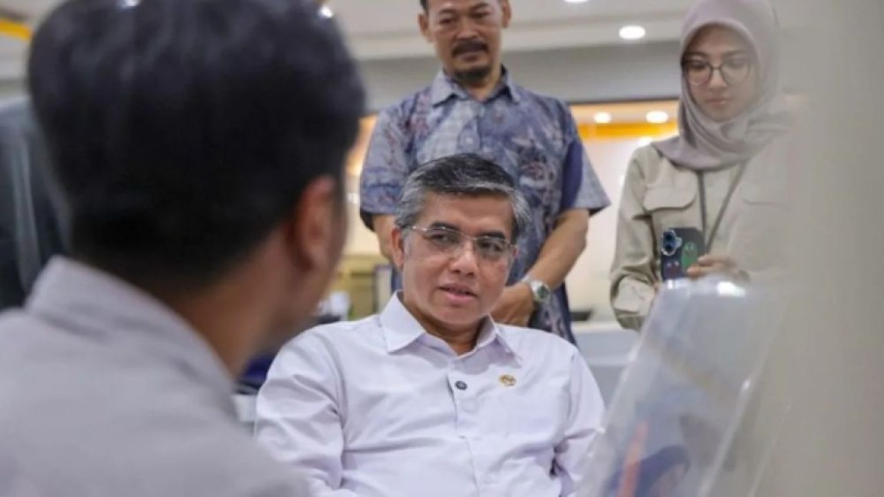 Menteri Ketenagakerjaan (Menaker) Yassierli meninjau pelaksanaan program pemagangan nasional di PT Yupi Indo Jelly Gum Tbk, Gunung Puteri, Bogor, Jawa Barat, Rabu (6/5/2026). (Foto: ANTARA/HO-Kemnaker RI/aa)