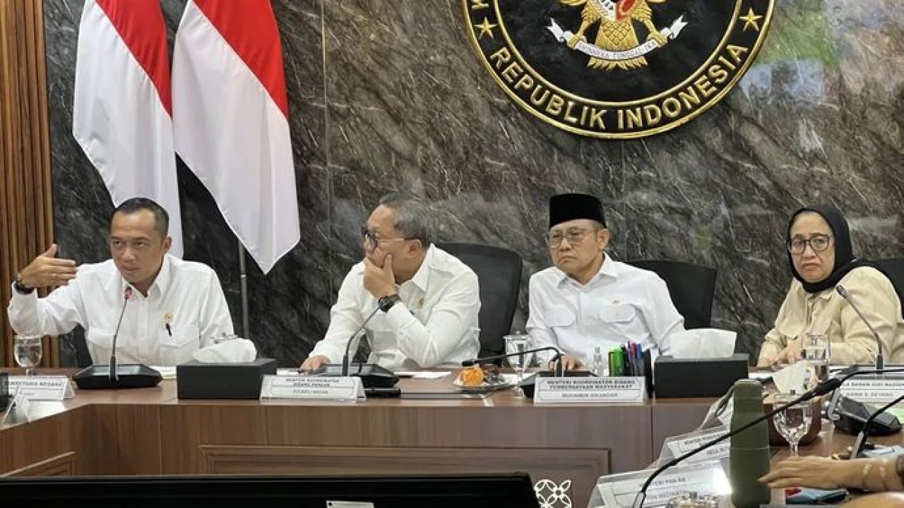 Mensesneg Prasetyo Hadi (kiri), Menteri Koordinator Bidang Pangan Zulkifli Hasan (kedua kiri), Menko PM Muhaimin Iskandar (kedua kanan), dan Kepala Badan Gizi Nasional (BGN) Nanik Sudaryati (kanan) dalam konferensi pers Peningkatan Kualitas Layanan MBG dan SPPG Terpencil yang digelar di Kantor Kemenko Pangan, Jakarta, Kamis, 11 Juni 2026. (Antara)