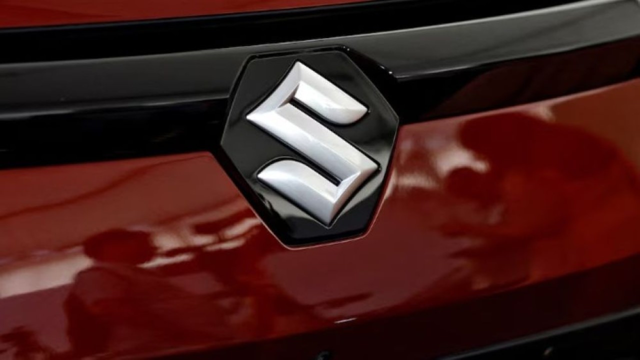 Logo pada bodi SUV e Vitara milik Maruti Suzuki terlihat di pabrik perusahaan di Gujarat, Hansalpur Becharaji, India, 26 Agustus 2025. (Foto: Dok/Amit Dave/Reuters)
