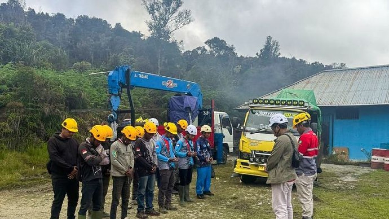Para petugas PLN ketika melakukan briefing sebelum membangun jaringan listrik di Distrik Anggi Gida, Kabupaten Pegunungan Arfak, Papua Barat. (Istimewa)