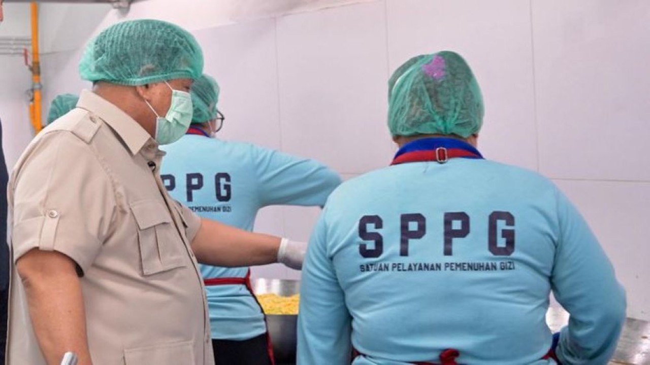 Presiden Prabowo Subianto meninjau langsung Satuan Pelayanan Pemenuhan Gizi (SPPG) di Palmerah, Jakarta. (Foto: Sekretariat Presiden)