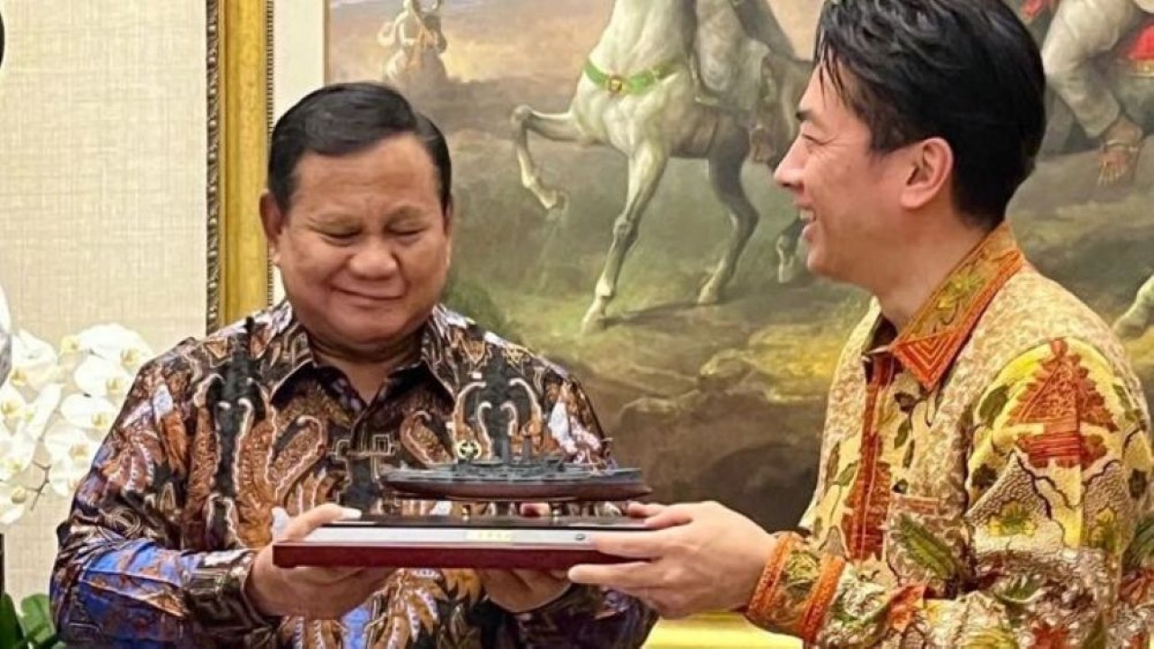 Presiden Prabowo Subianto (kiri) menerima suvenir berupa model kapal perang "Mikasa" dari Menteri Pertahanan Jepang Shinjiro Koizumi di kediaman pribadi Kepala Negara di Kertanegara IV, Jakarta, Jumat, 12 Juni 2026. (Foto: X @shinjirokoiz)