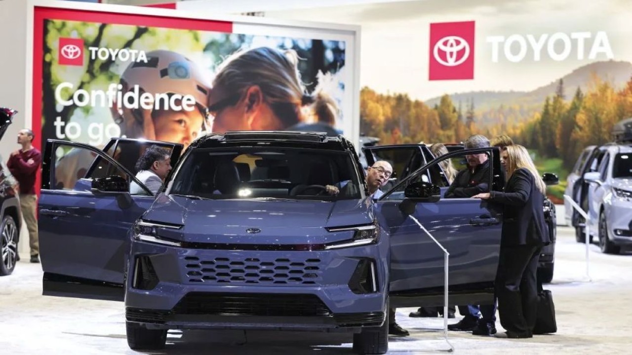 Para jurnalis melihat Toyota RAV4 model terbaru tahun 2026 dalam acara pratinjau media Chicago Auto Show 2026 di McCormick Place, Chicago, Amerika Serikat, pada 6 Februari 2026. (Foto: Xinhua/Joel Lerner). (Antara)