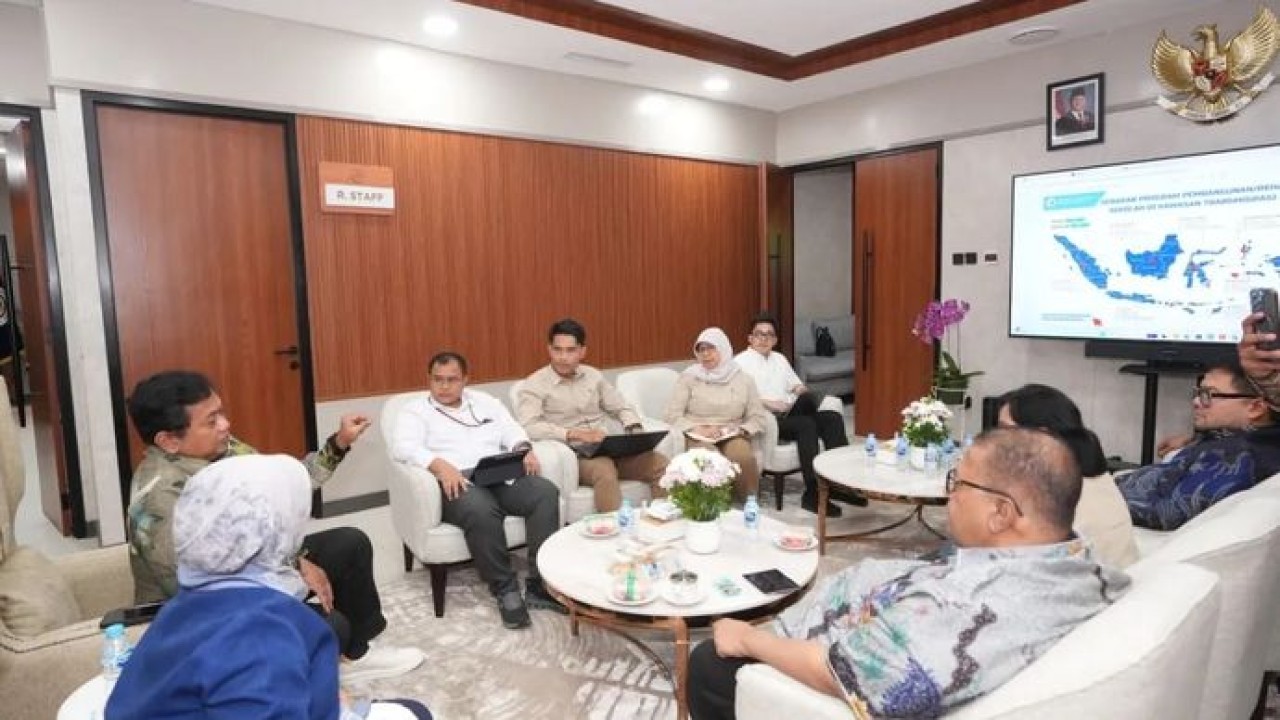 Wakil Menteri Transmigrasi (Wamentrans) Viva Yoga Mauladi dan Staf Khusus Menteri Pendidikan Dasar dan Menengah (Mendikdasmen) Bidang Pendidikan Inklusif dan Pemerataan Pendidikan Daerah Tertinggal, Terdepan, dan Terluar (3T) Rita Pranawati mengadakan pertemuan untuk membahas potensi kolaborasi program kerja di Balai Makarti, Kompleks Kantor Kementerian Transmigrasi, Jakarta. (Antara)