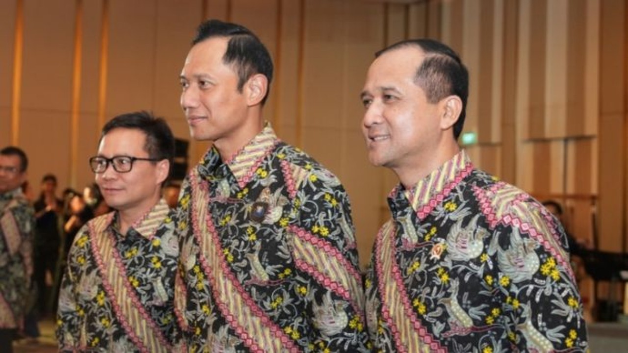 Menteri Koordinator Bidang Infrastruktur dan Pembangunan Kewilayahan Agus Harimurti Yudhoyono (AHY), Menteri Transmigrasi M. Iftitah Sulaiman Suryanagara (Dokumentasi)