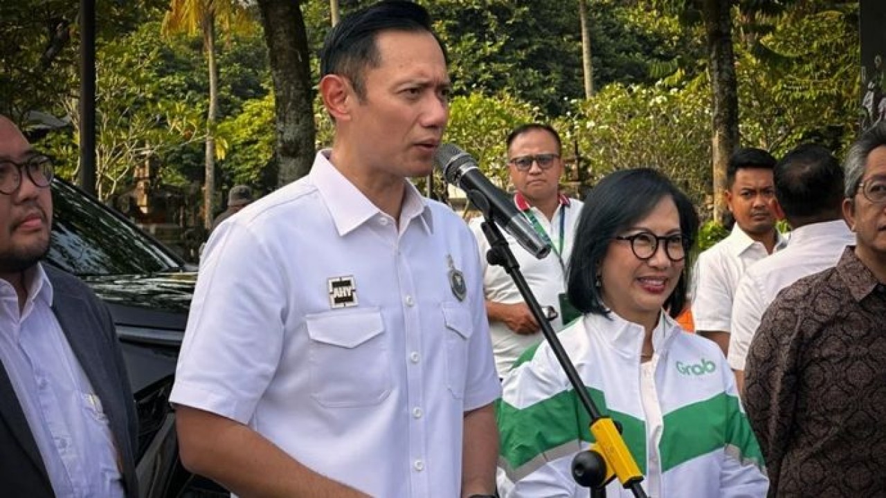 Menteri Koordinator Bidang Infrastruktur dan Pembangunan Kewilayahan Agus Harimurti Yudhoyono (AHY) memberikan paparan pada konferensi pers peluncuran penambahan armada listrik baru Grab di Jakarta, Senin, 29 Juni 2026. (Antara)