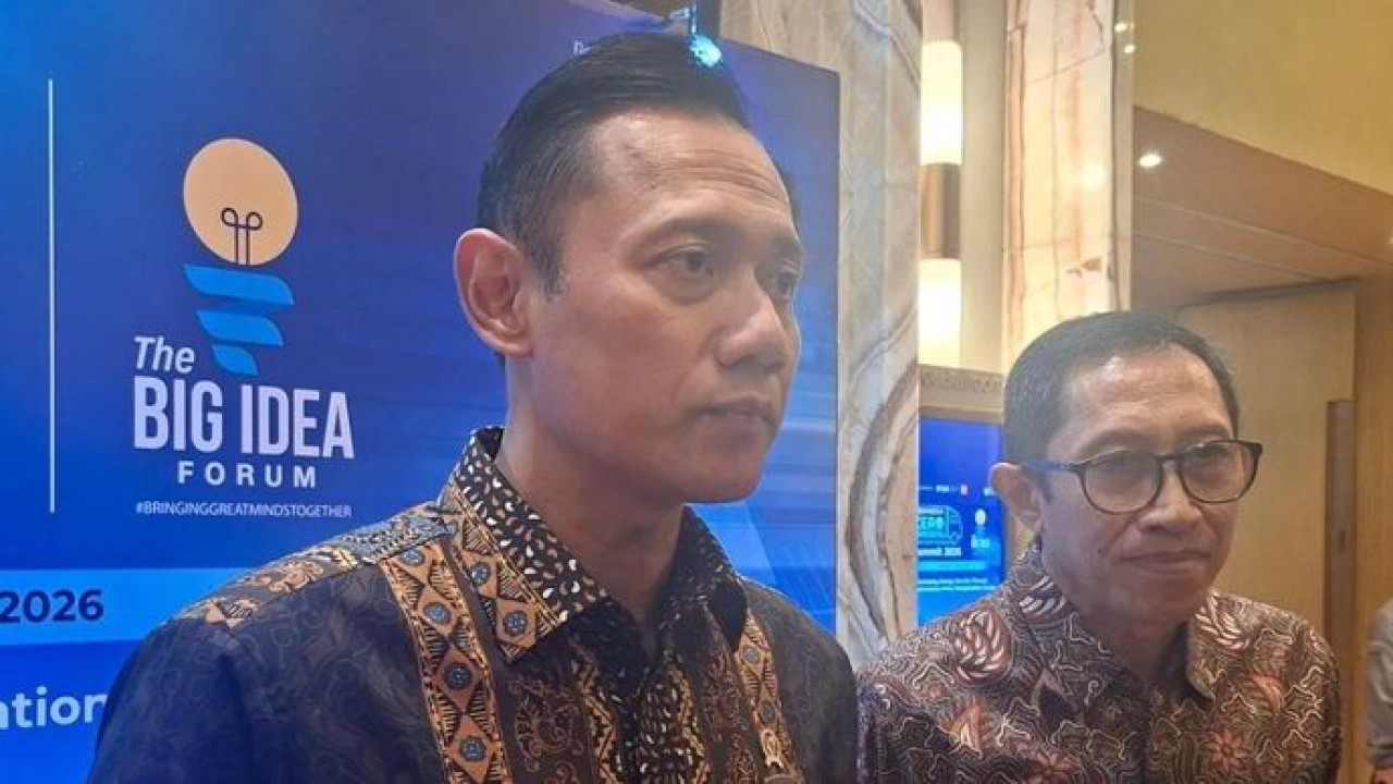 Menteri Koordinator Bidang Infrastruktur dan Pembangunan Kewilayahan (Menko IPK) Agus Harimurti Yudhoyono (AHY) menjawab pertanyaan dari awak media di Jakarta (Antara)