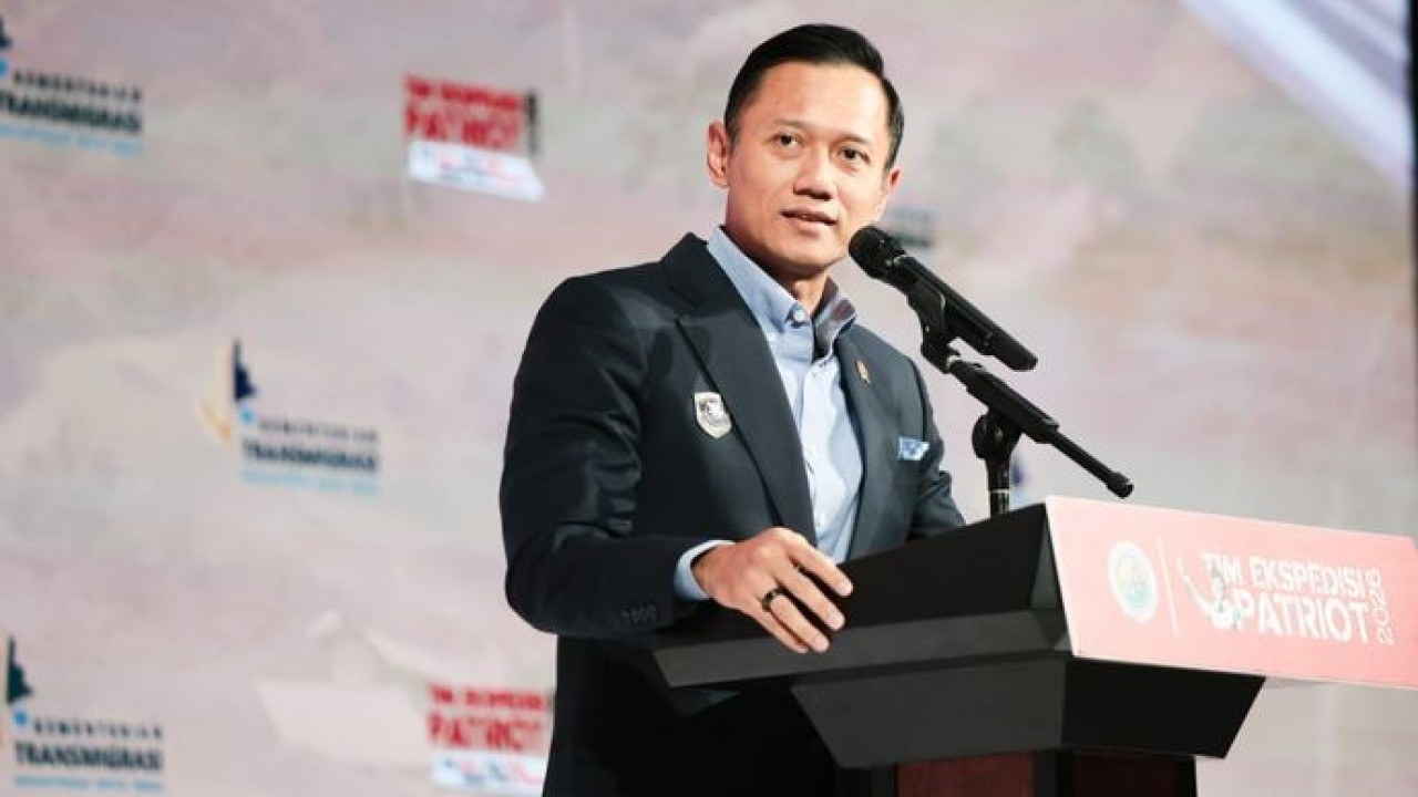 Menteri Koordinator (Menko) Bidang Infrastruktur dan Pembangunan Kewilayahan (IPK) Agus Harimurti Yudhoyono/AHY (kiri) didampingi Menteri Transmigrasi Muhammad Iftitah Sulaiman Suryanagara (kanan) memberikan keterangan kepada wartawan usai pembekalan Tim Ekspedisi Patriot 2026, di Jakarta, Rabu, 29 Juli 2026. (Antara)