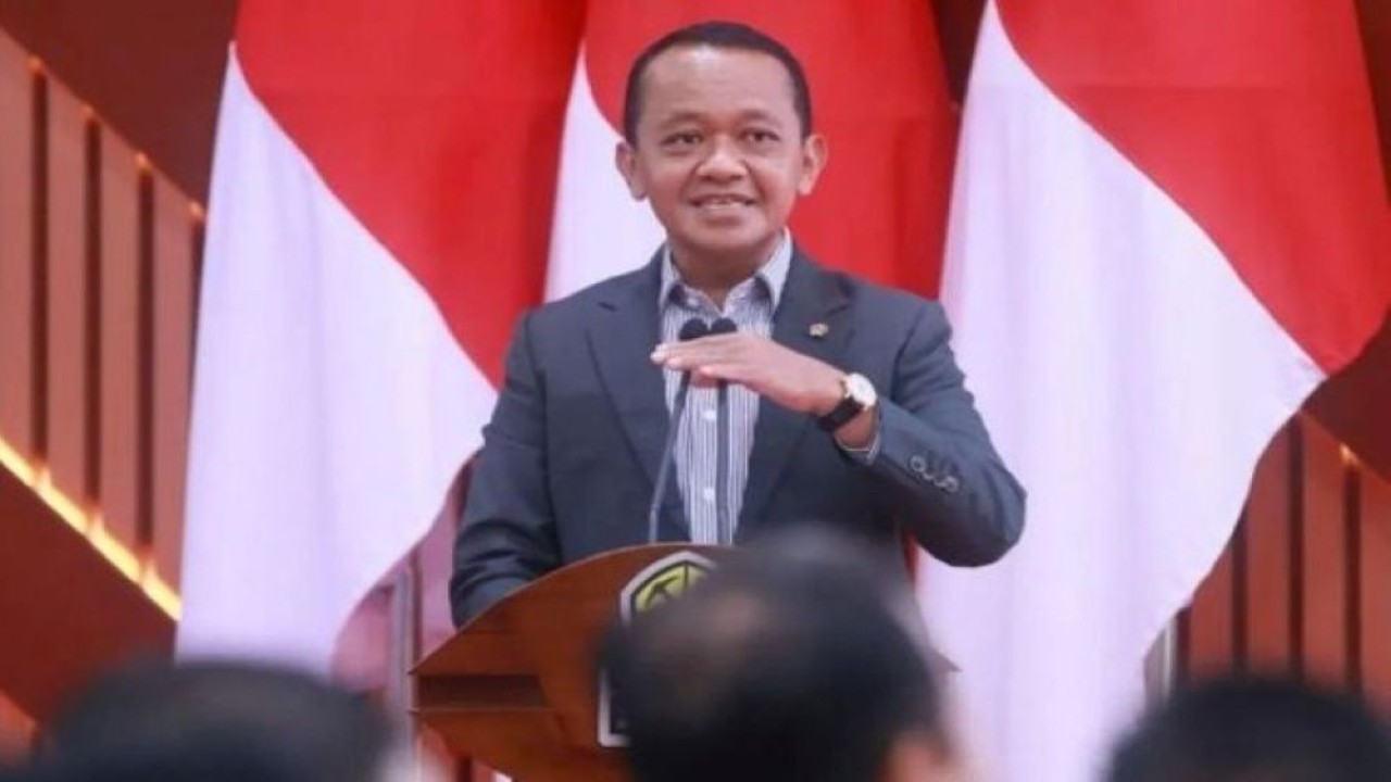 Arsip - Menteri ESDM Bahlil Lahadalia saat sambutan pada penandatanganan framework agreement pengembangan industri baterai terintegrasi antara IBC, PT ANTAM Tbk, dan Konsorsium HYD Investment Limited (HYD), di Jakarta Jumat, 30 Januari 2026. (Foto: Antara)