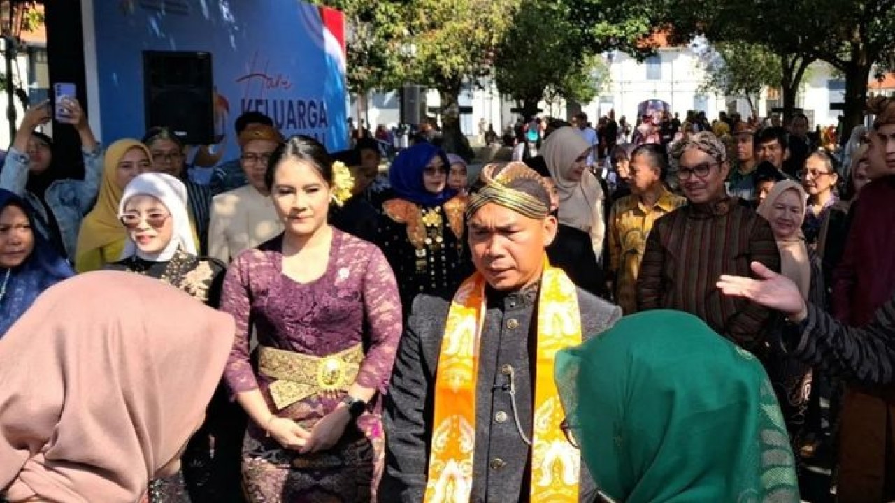 Mendukbangga/Kepala BKKBN Wihaji (mengenakan beskap hitam dengan kain dikalungkan berwarna kuning) dalam peringatan Hari Keluarga Nasional (Harganas) ke-33 di Museum Benteng Vredeburg, Yogyakarta, Senin, 29 Juni 2026. (Antara)