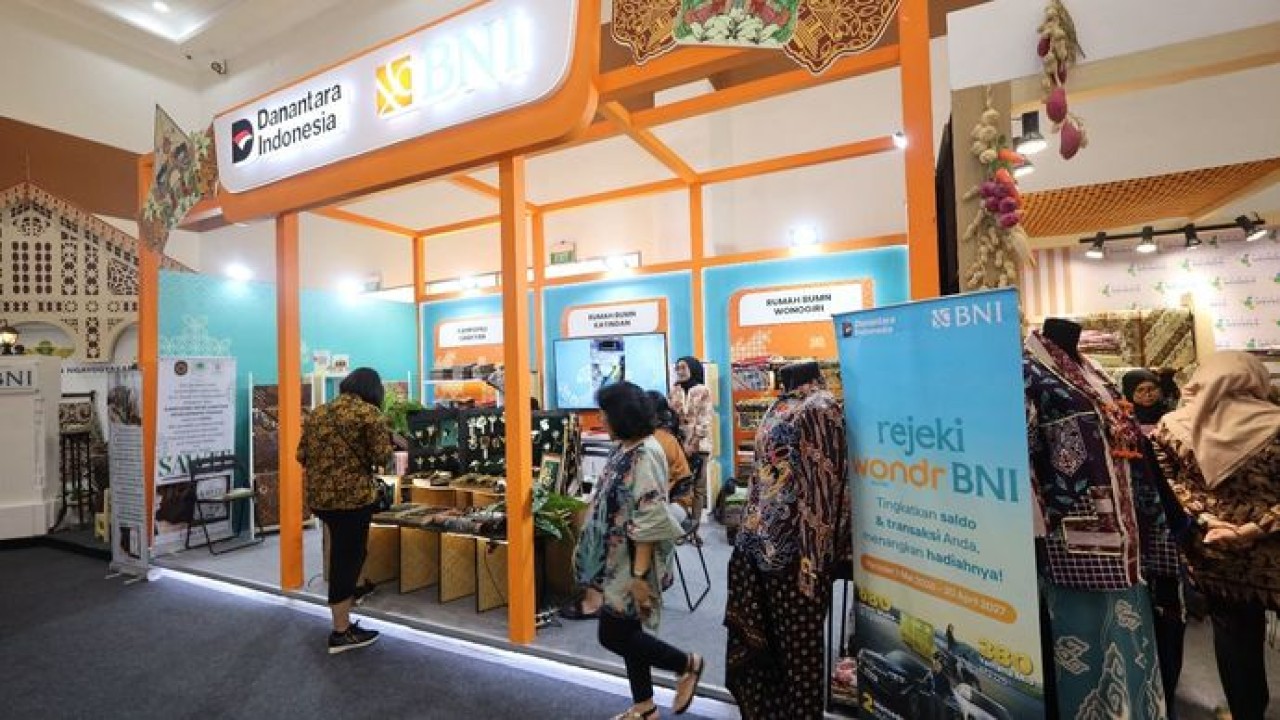 Booth BNI di Pameran Puspa Nuswantara 2026 di Hall A Jakarta International Convention Center (JICC), Senayan, menghadirkan UMKM binaan serta layanan pembayaran digital untuk mendukung pengembangan industri batik dan ekonomi kreatif.