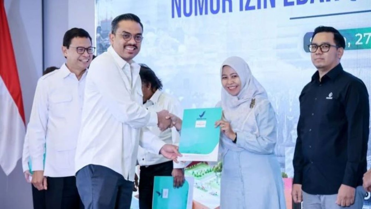 Menteri UMUsaha Mikro, Kecil, dan Menengah (UMKM) Maman Abdurrahman menyerahkan secara simbolis Nomor Izin Edar (NIE) kepada pelaku usaha mikro dan kecil (UMK) pangan olahan dalam peluncuran SAPA SEMESTA UMK Pangan Olahan di Jakarta, Senin, 27 Juli 2026. (Antara)