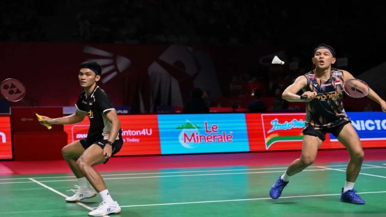 Pebulu tangkis ganda putra Indonesia Fajar Alfian (kanan) dan Muhammad Shohibul Fikri (kiri) mengembalikan kok ke arah ganda putra China Chen Bo Yang dan Liu Yi pada babak 32 besar Polytron Indonesia Open 2026 di Istora Senayan, Jakarta, Rabu (3/6/2026). (Foto: ANTARA FOTO/Fauzan/wsj)