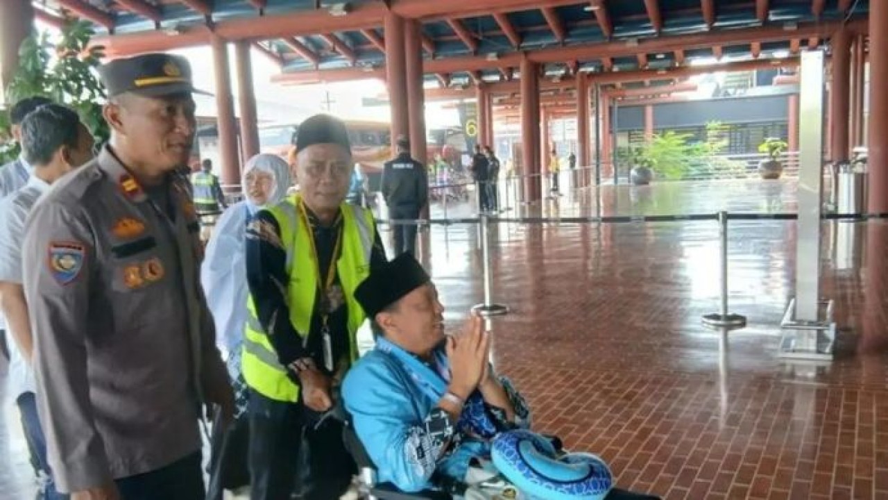 Ilustrasi - Petugas saat mengantarkan jamaah calon haji menuju Terminal 2F Keberangkatan, di Bandara Internasional Soekarno-Hatta (Soetta), Tangerang, Banten. (Antara)Ilustrasi - Petugas saat mengantarkan jamaah calon haji menuju Terminal 2F Keberangkatan, di Bandara Internasional Soekarno-Hatta (Soetta), Tangerang, Banten. (Antara)