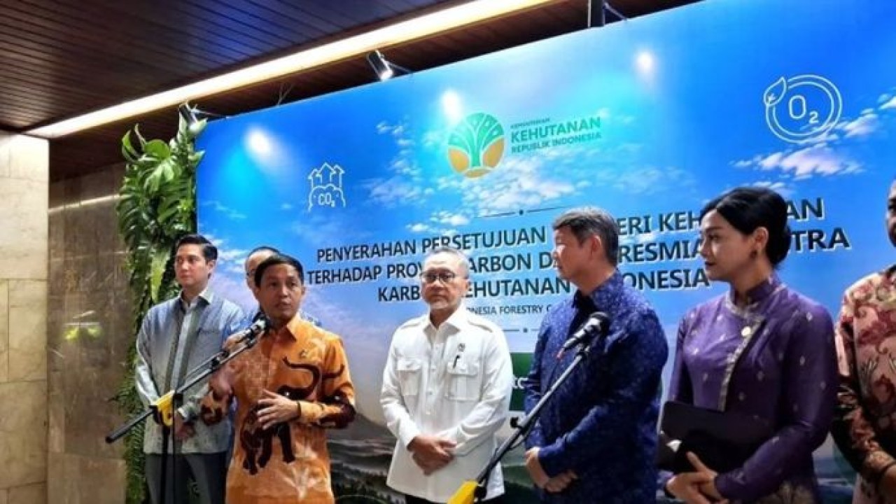 Menteri Kehutanan (Menhut) Raja Juli Antoni (mengenakan batik cokelat) memberikan keterangan kepada media usai penyerahan persetujuan Menteri Kehutanan terhadap proyek karbon dan peresmian sentra karbon kehutanan Indonesia di Jakarta pada Senin, 6 Juli 2026. (Antara)