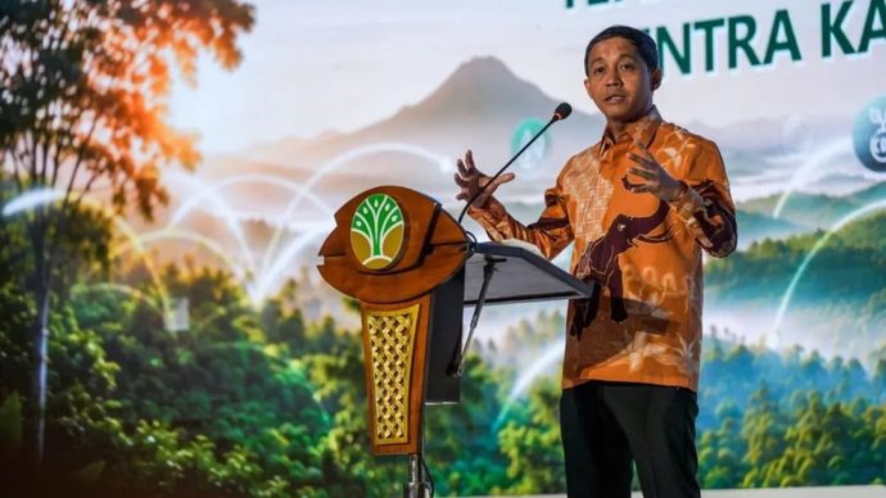 Menteri Kehutanan (Menhut) Raja Juli Antoni berbicara dalam acara persetujuan Menteri Kehutanan tentang penerbitan unit karbon melalui skema Non Sertifikat Pengurangan Emisi Gas Rumah Kaca (Non SPE-GRK) di Jakarta, Senin 6 Juli 2026 (Antara)