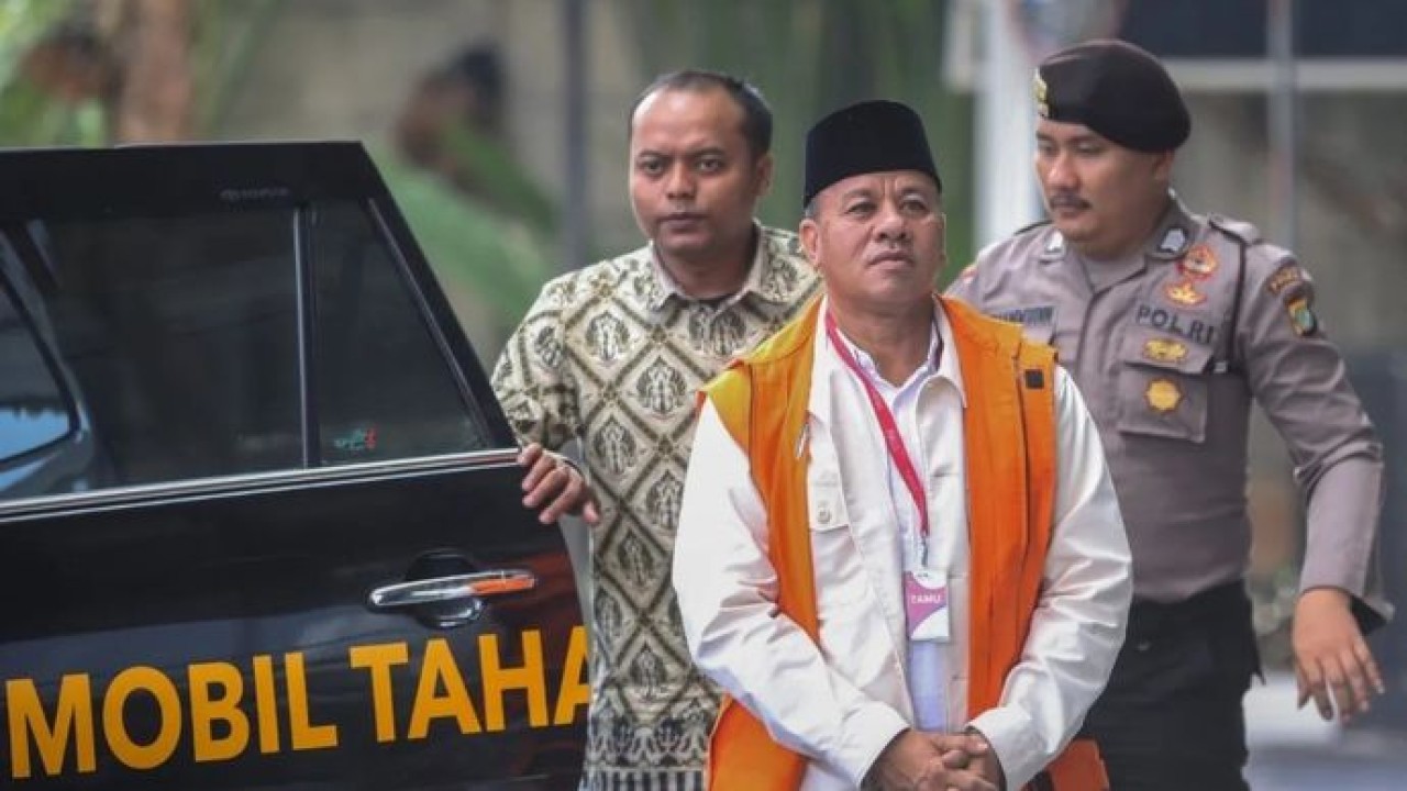 Tersangka kasus dugaan suap jual beli jabatan sekretaris daerah, Suhardiman Amby (tengah), berjalan menuju mobil tahanan usai menjalani pemeriksaan di Gedung Merah Putih KPK, Jakarta, Jumat, 17 Juli 2026. KPK melakukan pemeriksaan lanjutan terhadap Bupati Kuantan Singingi (Kuansing) nonaktif tersebut sebagai tersangka kasus dugaan suap jual beli jabatan sekretaris daerah di lingkungan Pemerintah Kabupaten Kuantan Singingi selama 2021-2026. (Antara)