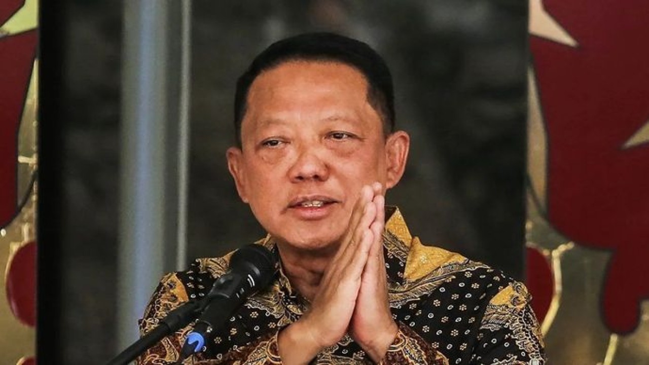 Jaksa Agung Muda Tindak Pidana Khusus (Jampidsus) Kejaksaan Agung Febrie Adriansyah memberikan salam usai menyampaikan keterangan saat konferensi pers di Kejaksaan Agung, Jakarta, Jumat, 10 Juli 2026. (Antara)