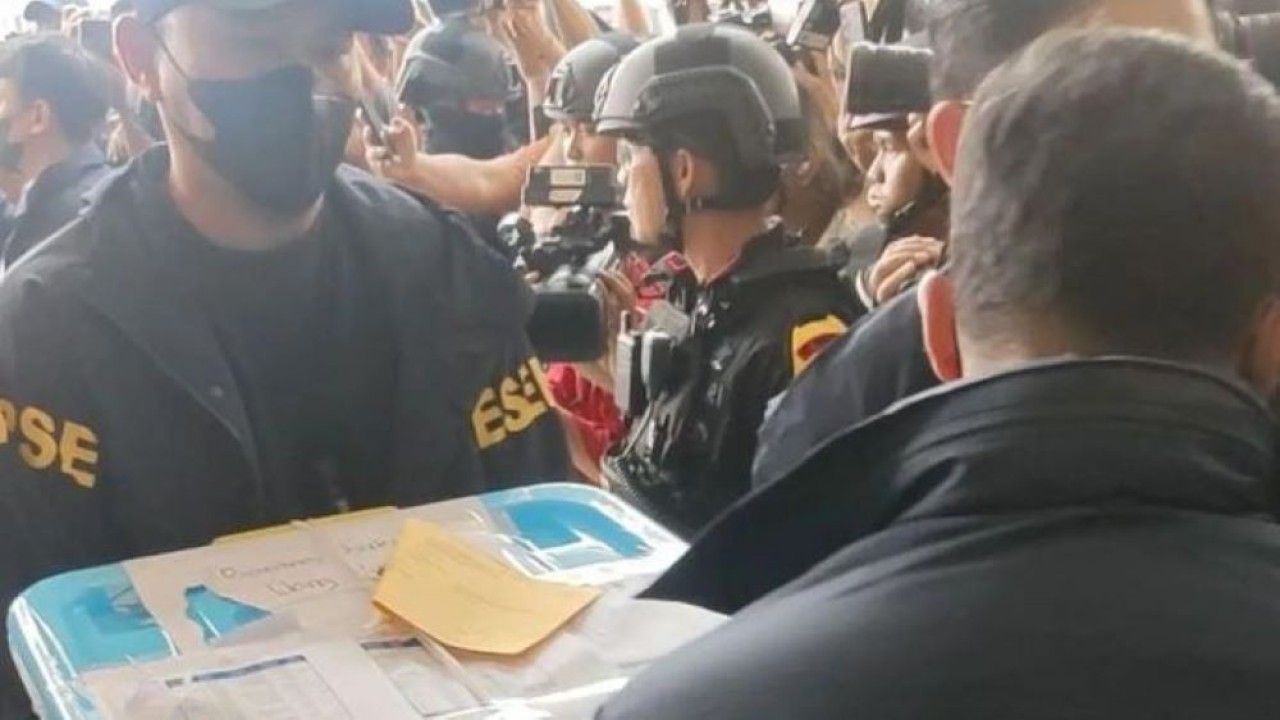 Penyidik Polri membawa masuk barang bukti kasus dugaan korupsi dan tindak pidana pencucian uang ke dalam Gedung Jampidsus Kejagung, Jakarta, Jumat, 17 Juli 2026 (Antara)