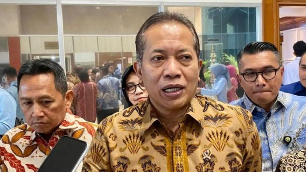 Menteri Koperasi (Menkop) Ferry Juliantono menjawab pertanyaan media (Antara)