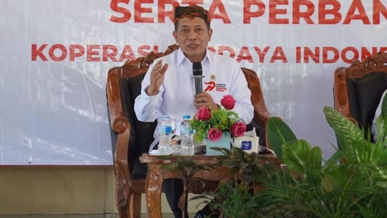 Menteri Koperasi (Menkop) Ferry Juliantono saat berdialog dengan para pelaku koperasi lintas sektor membahas berbagai langkah penguatan koperasi di Kabupaten Pamekasan, Jawa Timur. (Antara)