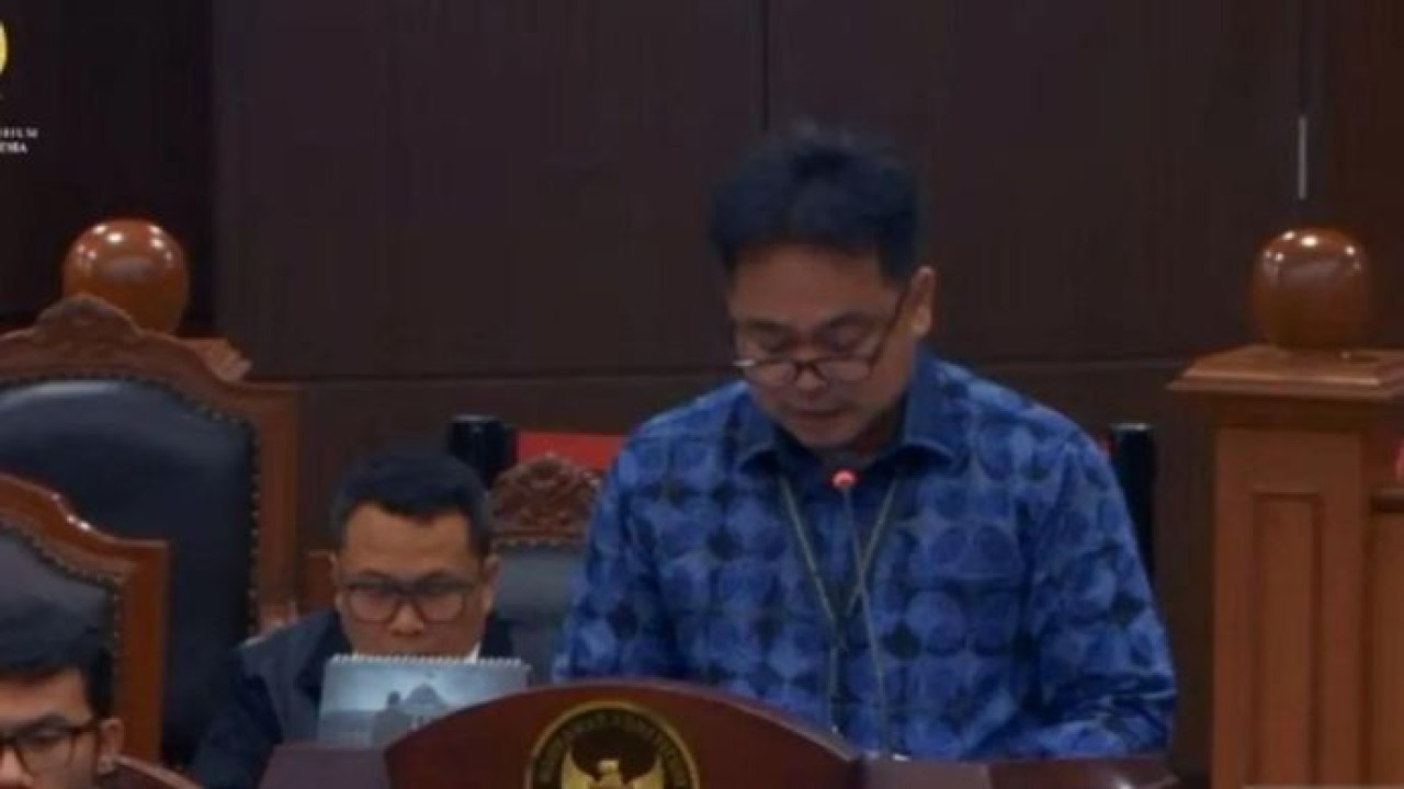 Kepala Sekolah SMP Negeri 34 Bekasi, Jawa Barat Ari Purnama memberikan keterangan sebagai saksi dalam uji materiil UU Nomor 17 Tahun 2025 tentang APBN 2026 menyoal program MBG dalam anggaran pendidikan di Ruang Plenong Gedung MK, Jakarta, Rabu, 1 Juli 2026. (Antara)